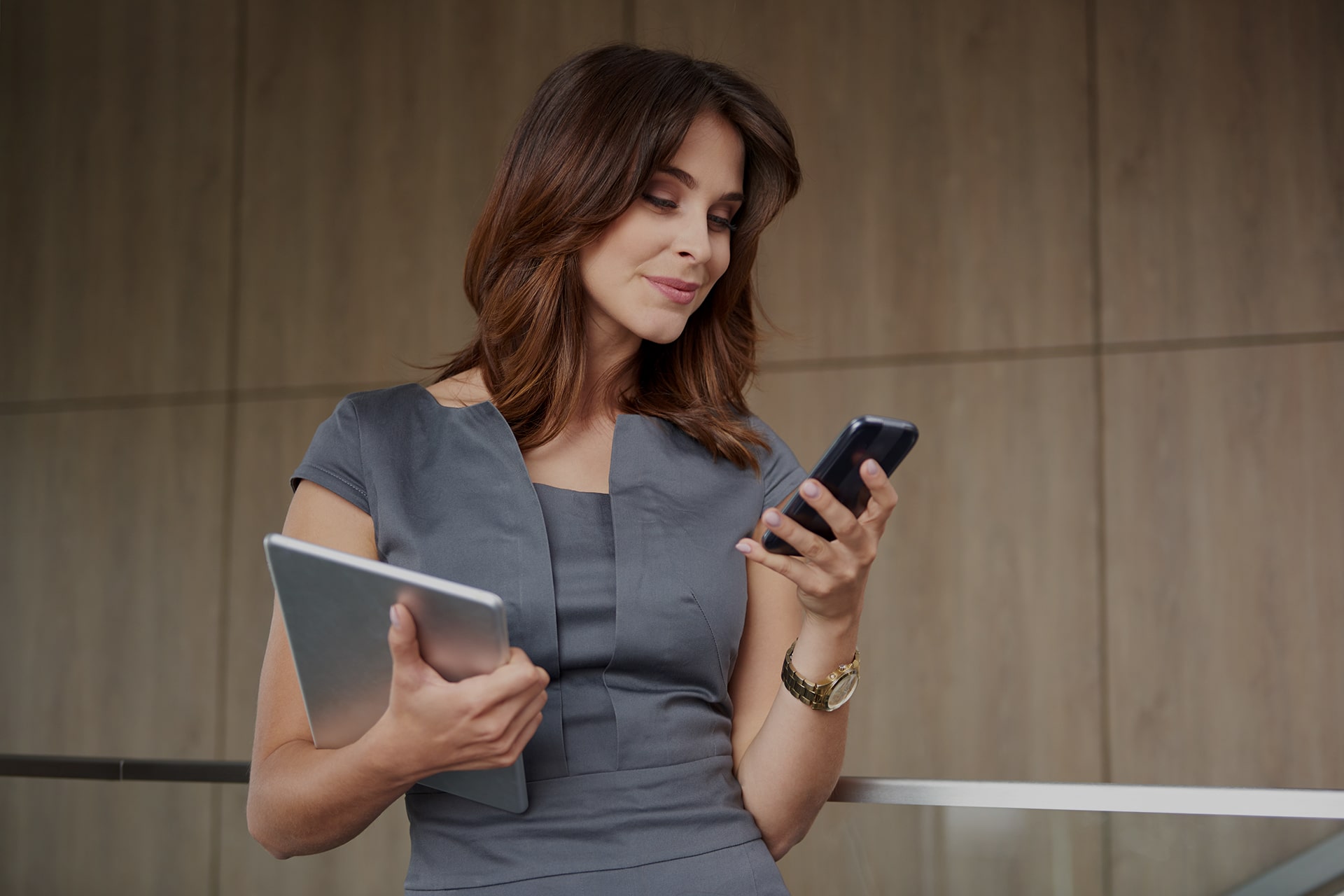 modern-woman-with-phone-digital-tablet-min modern-woman-with-phone-digital-tablet-min